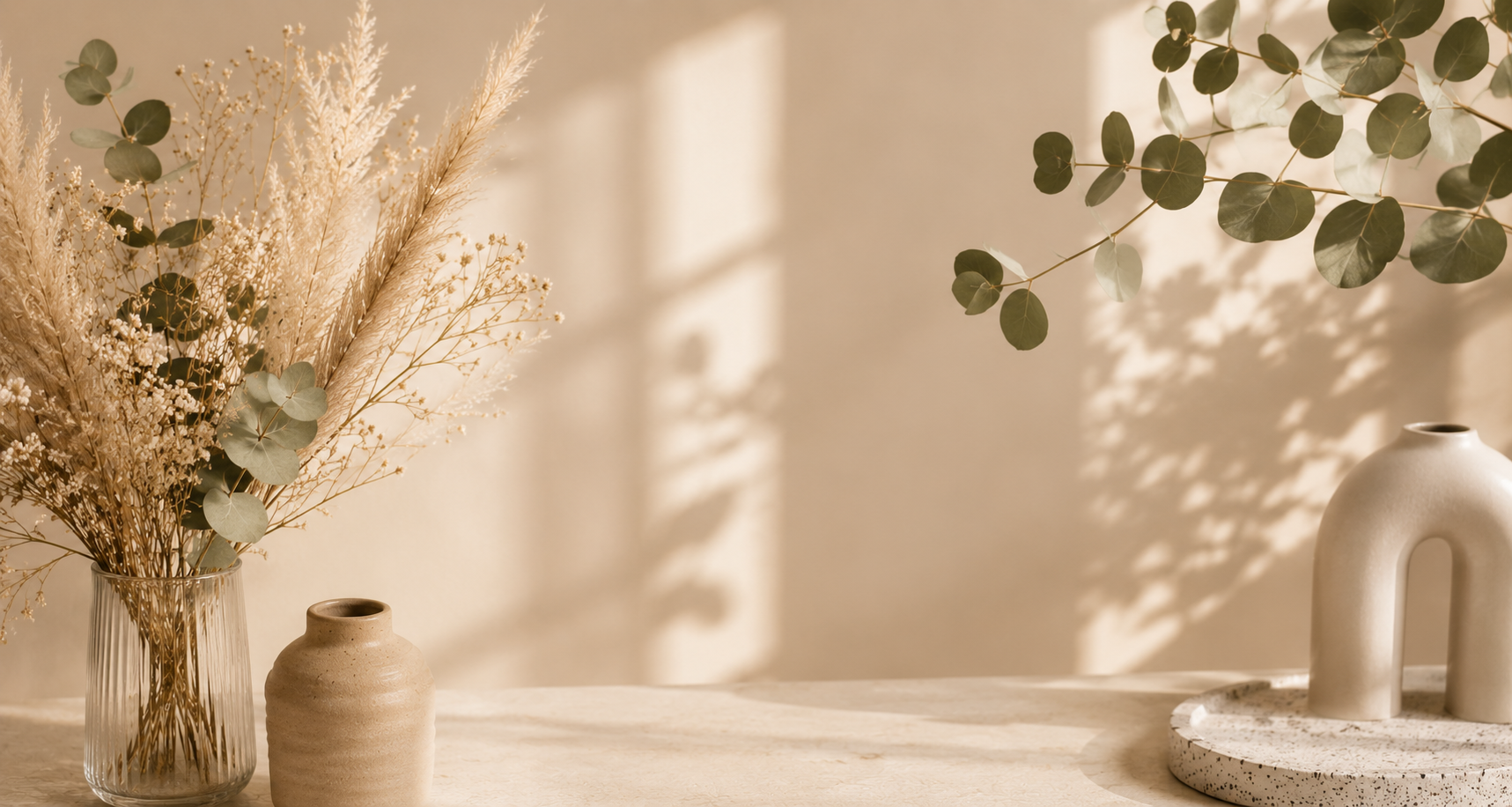 Décoration naturelle aux tons beiges avec fleurs séchées et feuillage